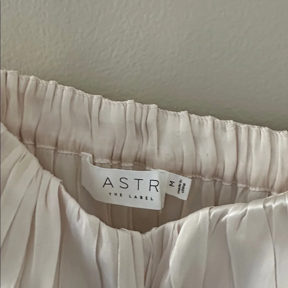 Astr NWT Katie Pleated Tank Top Cream Size Medium - Picture 11 of 13